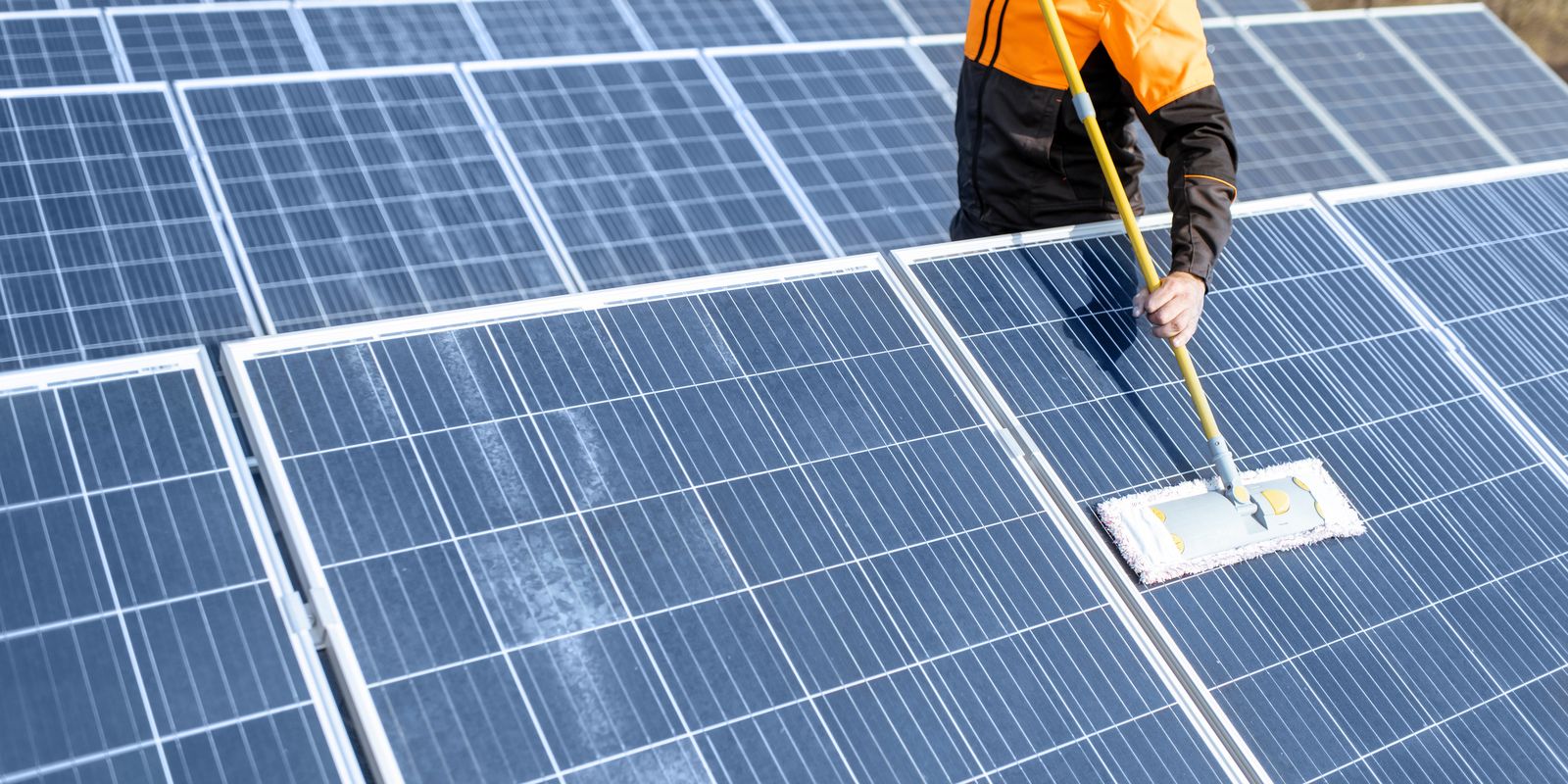 Quanto custa a manutenção de energia solar em casa? A conta de 10 anos em 2026