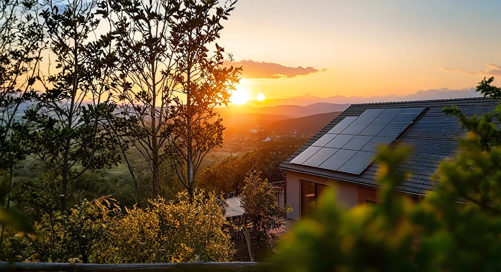 Casa com telhado de painéis solares SunnyHUB ao pôr do sol