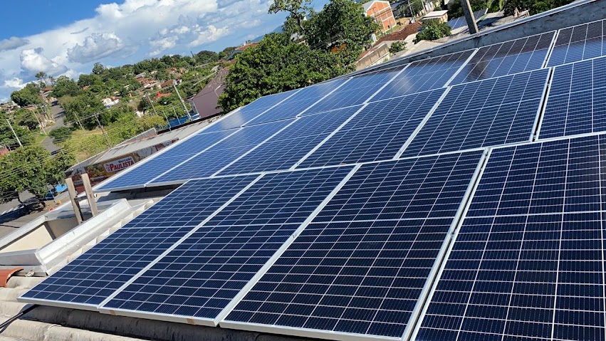 placas solares instaladas no telhado